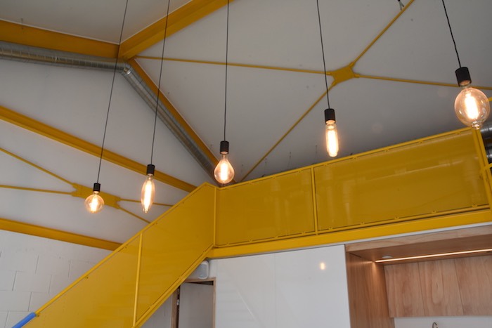 Zicht op de verlichting en bovenverdieping van de vergaderzaal Nurture