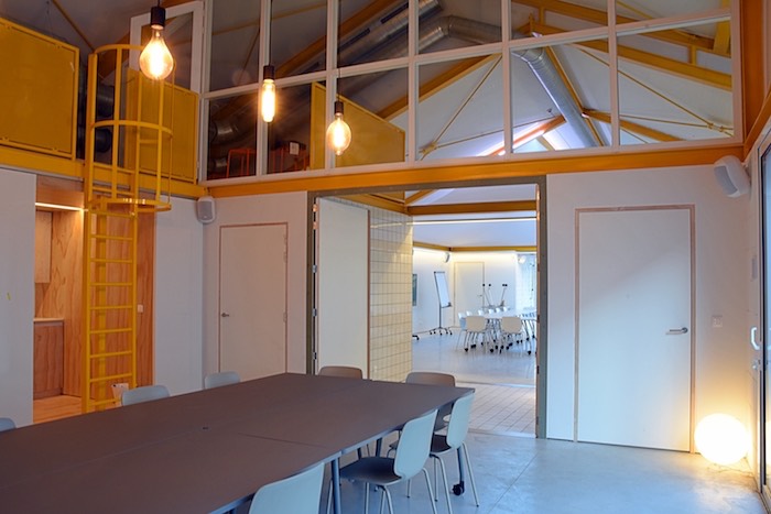 Doorzicht van vergaderzaal nurture naar create