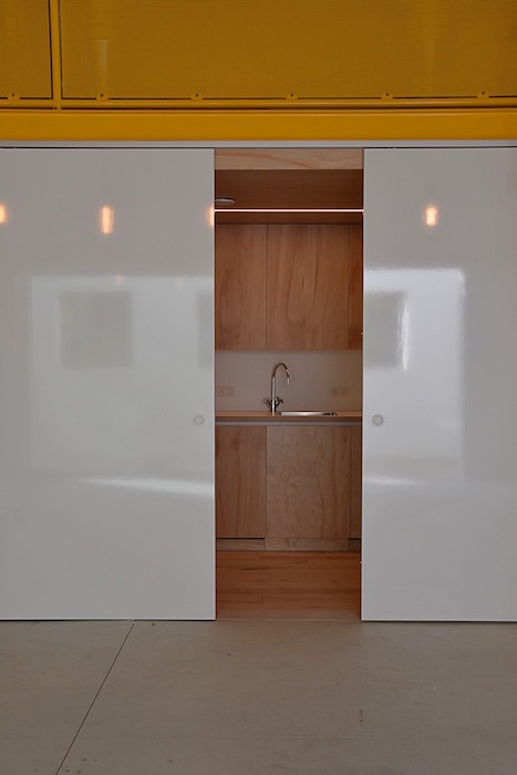 Kitchen in meetingroom nurture with magnetic, moveable white-board pannels