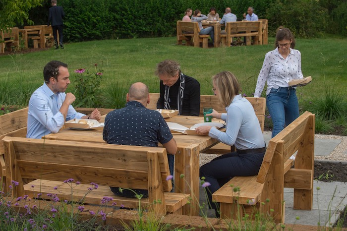 Vergaderen en lunchen in de schaduw