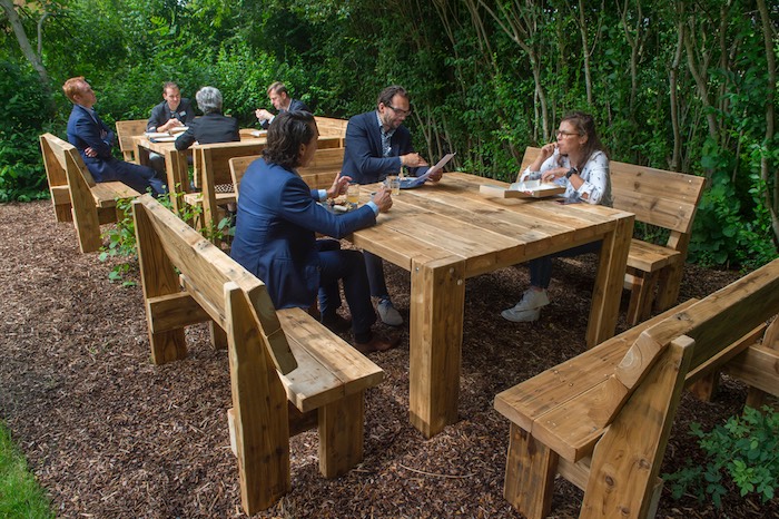 Vergaderen of lunchen in de schaduw