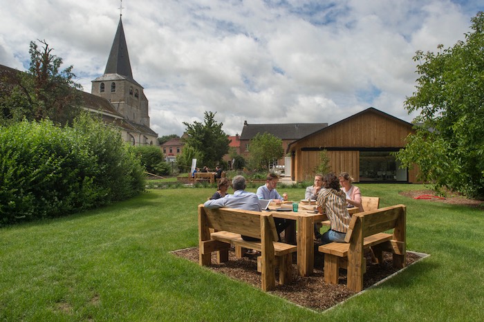 Vergaderen in de natuur of lunchen bij goed weer op hand-gemaakte bankjes van sloophout