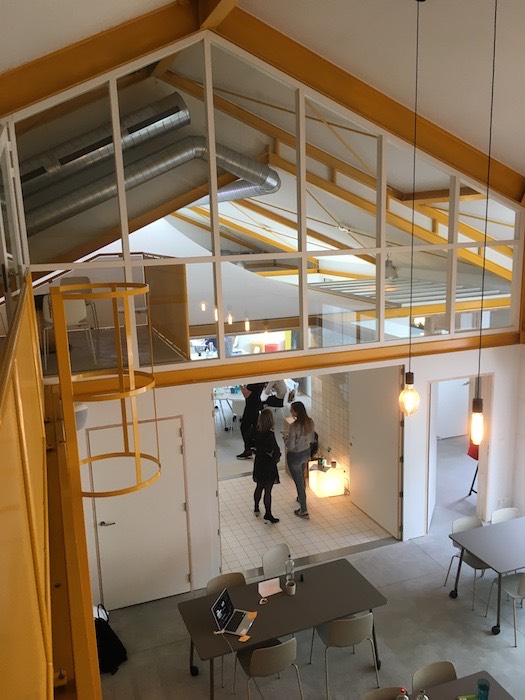 Doorzicht van vergaderzaal nurture naar vergaderzaal create