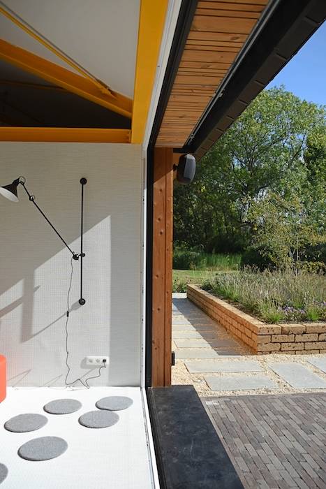 Double view on break-out space Texture and the terrace