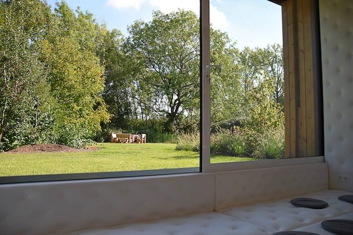 Zicht vanuit de zitput op de tuin - break-out ruimte perspective