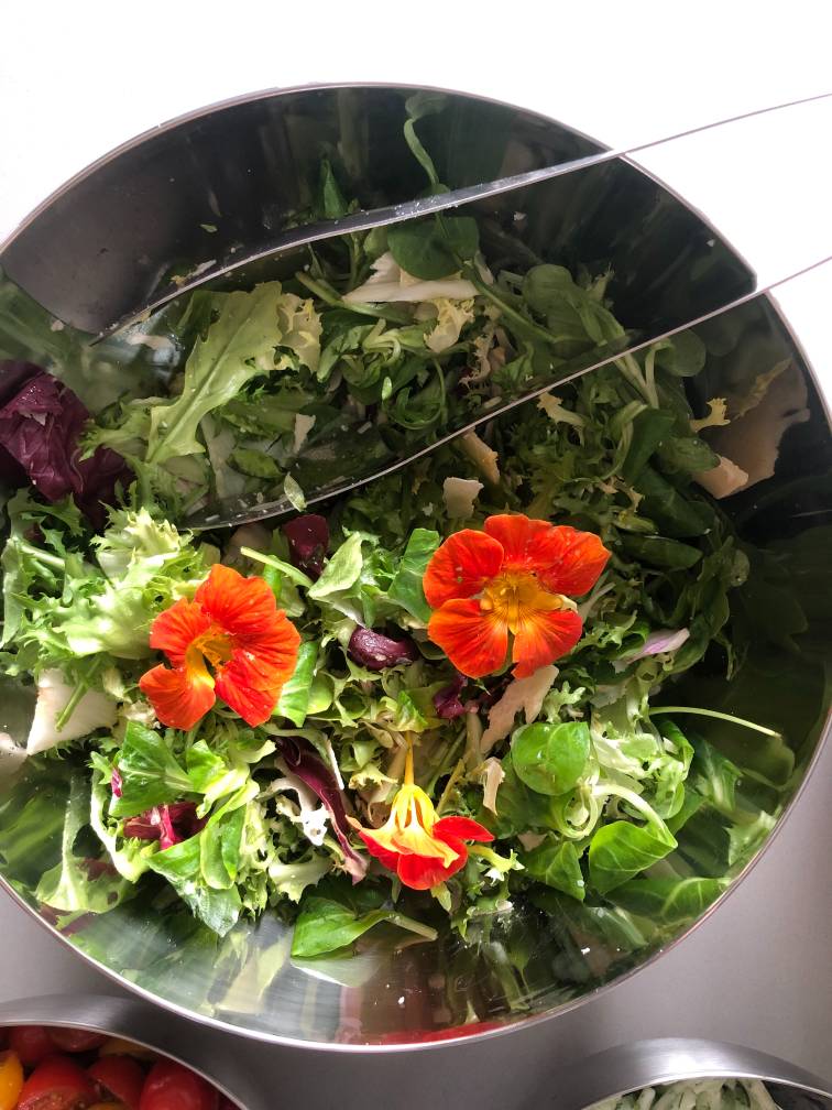 Prijzen voor huur vergaderzaal: kleine salade bij broodjeslunch