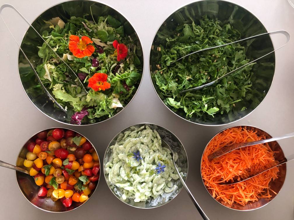 Prijzen voor huur vergaderzaal: kleine salade bij broodjeslunch